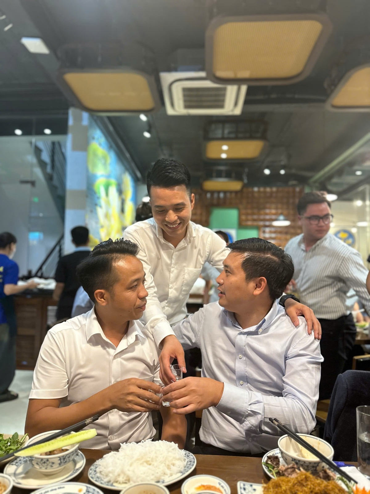 Hợp đồng đặt cọc mua nhà - bàn làm việc của Hoàn khi rà soát từng điều khoản cho NĐT miền Bắc