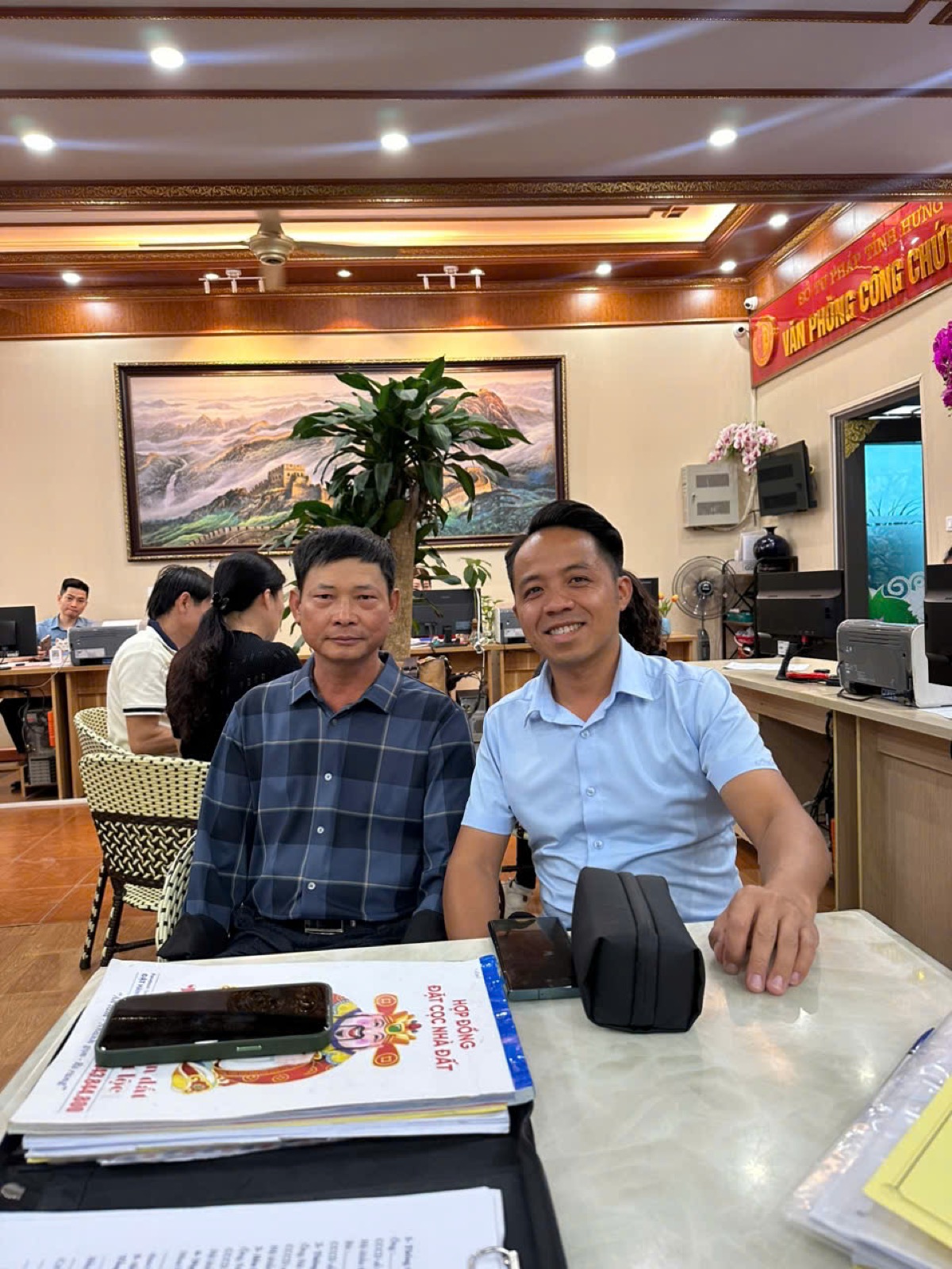 Kiểm tra ranh đất khớp sổ - Hoàn dẫn khách miền Bắc đối chiếu hồ sơ pháp lý
