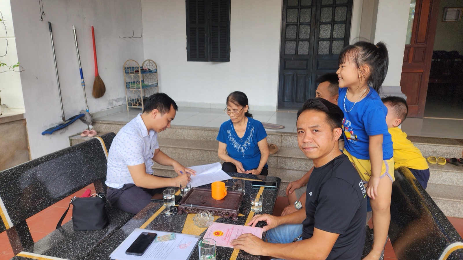 Mua nhà qua hợp đồng ủy quyền - Hoàn dắt vợ chồng trẻ rà soát hợp đồng ủy quyền