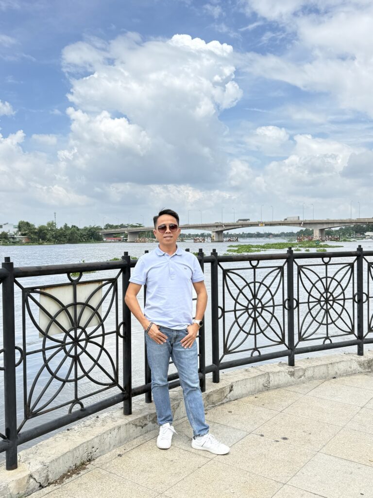 Phân biệt sổ hồng sổ đỏ cho NĐT miền Bắc — Hoàn tựa lan can sông Sài Gòn Thủ Dầu Một bàn pháp lý BĐS