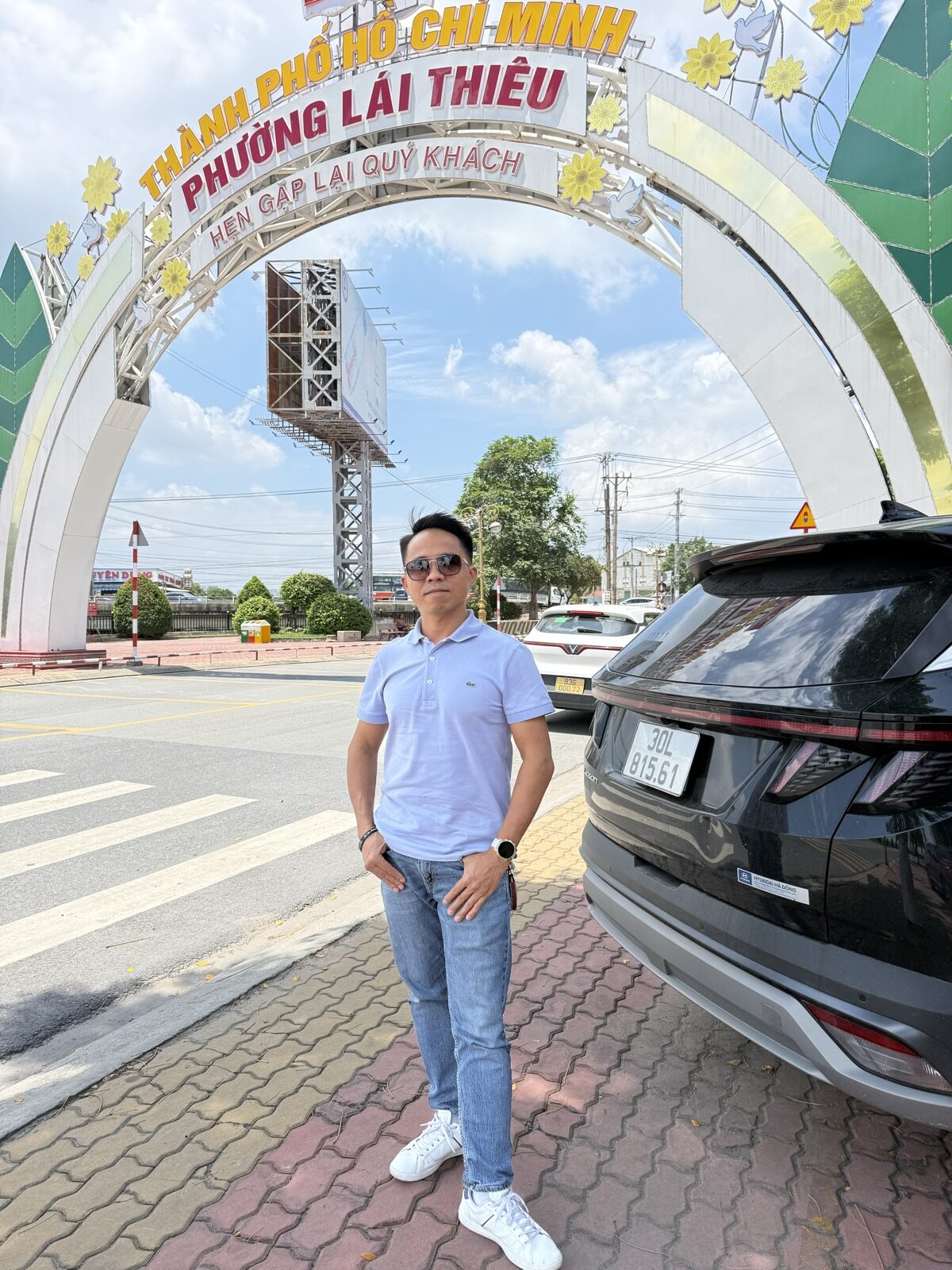 Phân biệt sổ hồng sổ đỏ — Hoàn dưới cổng chào Phường Lái Thiêu TP.HCM mới khảo sát pháp lý đất đai