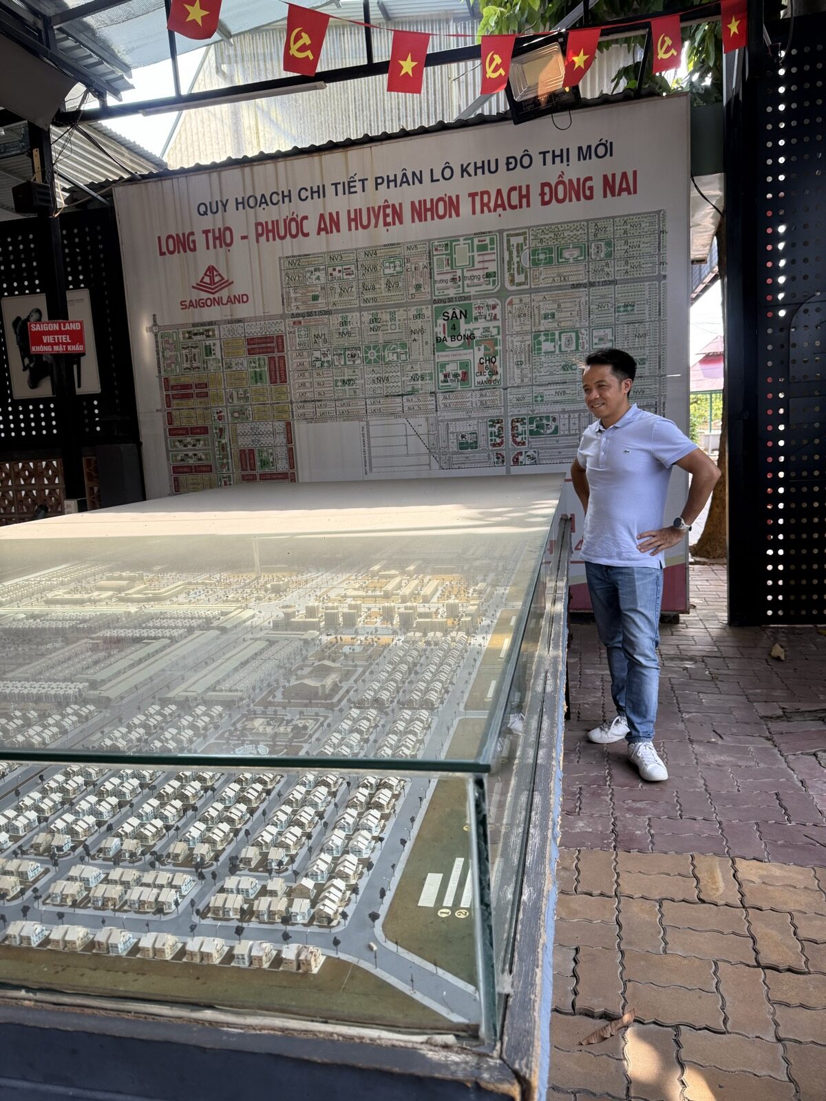 Anh Hoàn bên bản đồ quy hoạch Long Thơ Phước An — đọc quy hoạch để hiểu nhịp sóng BĐS Long An