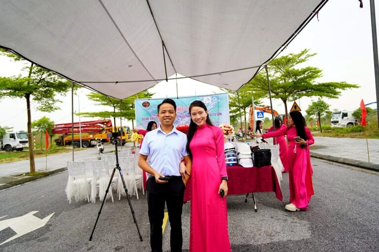 Trần Quốc Hoàn bên xe ở khu ven sông, một mình vẫn vững khi vào Nam