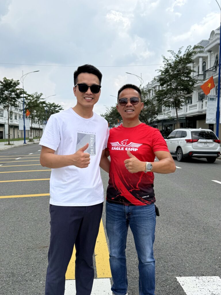 Trần Quốc Hoàn cùng khách tại khu đô thị mới sau khi chốt nhà