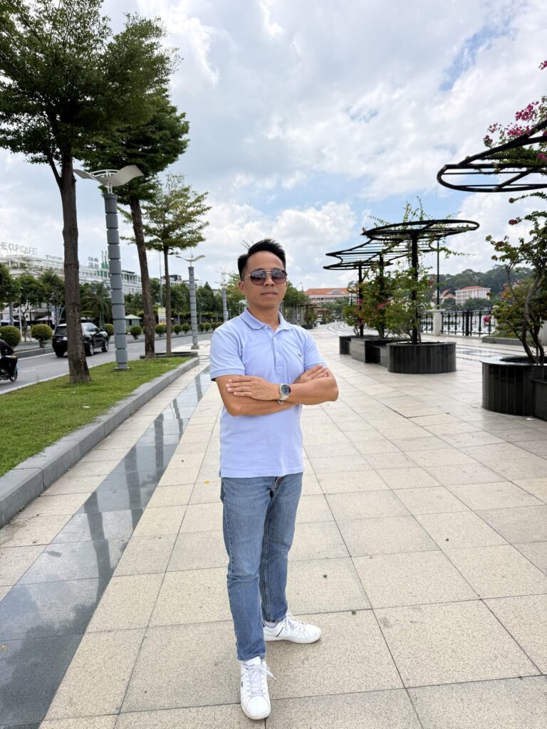Trần Quốc Hoàn đi bộ khảo sát, làm quen thị trường bất động sản miền Nam