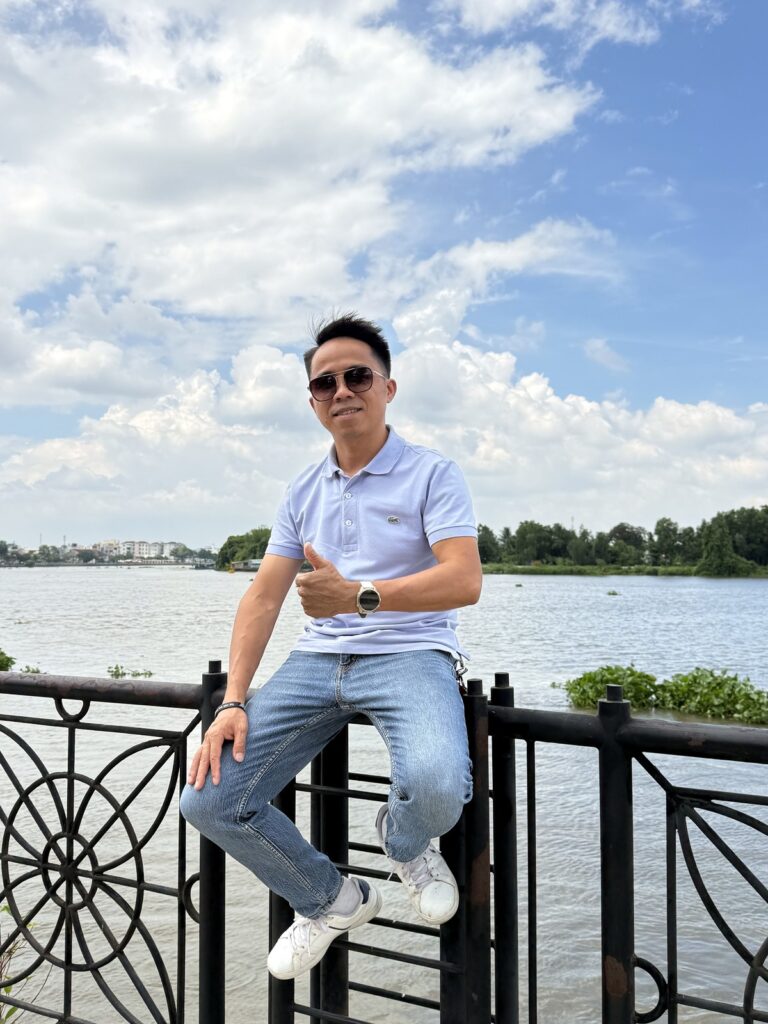 Trần Quốc Hoàn ngồi bên sông Sài Gòn suy nghĩ về đầu tư an toàn tuổi hưu