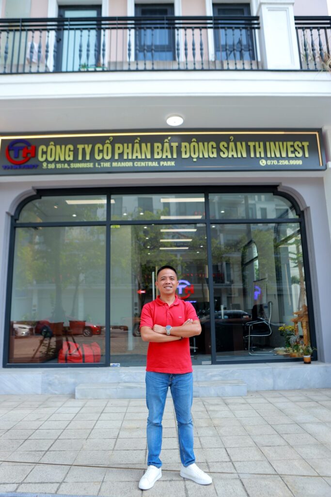 Trần Quốc Hoàn trước văn phòng công ty bất động sản TH Invest