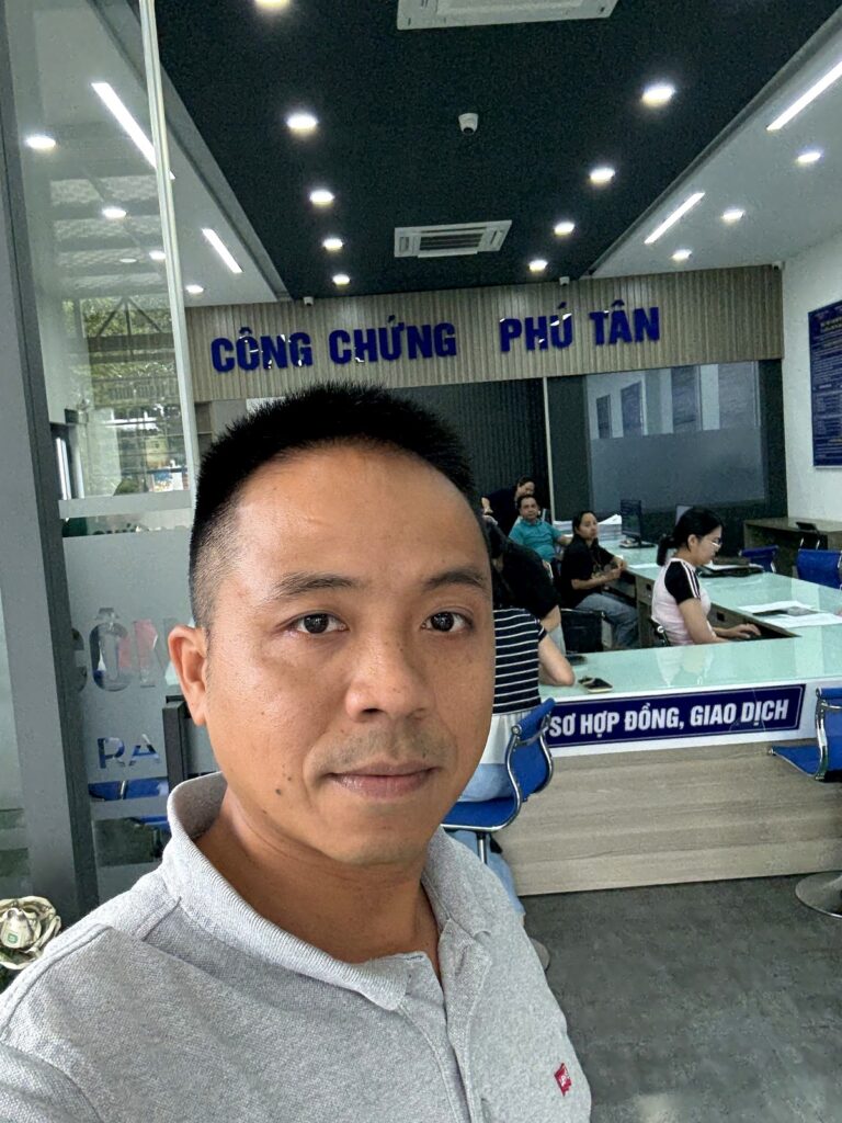 Trần Quốc Hoàn tại văn phòng công chứng kiểm chứng pháp lý nhà đất