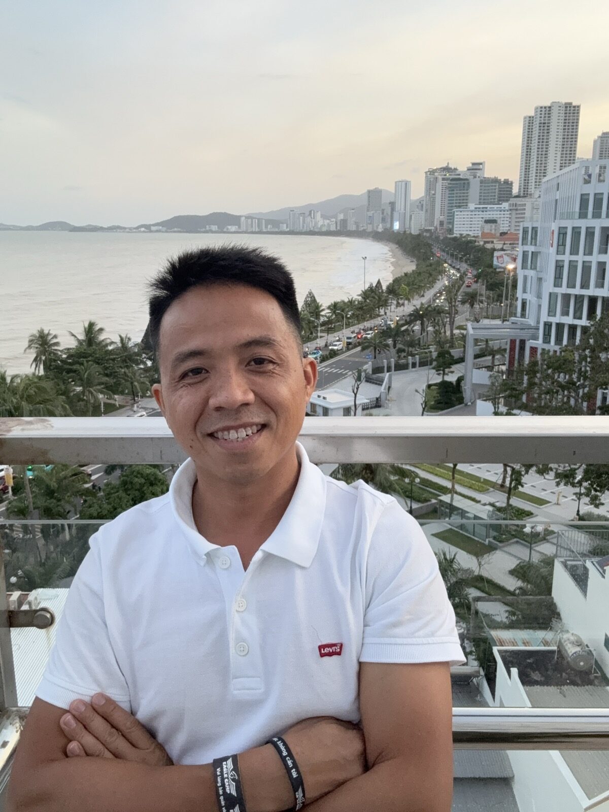 Hoàn cùng nhà đầu tư kiểm tra hồ sơ pháp lý căn nhà miền Nam trước khi cọc