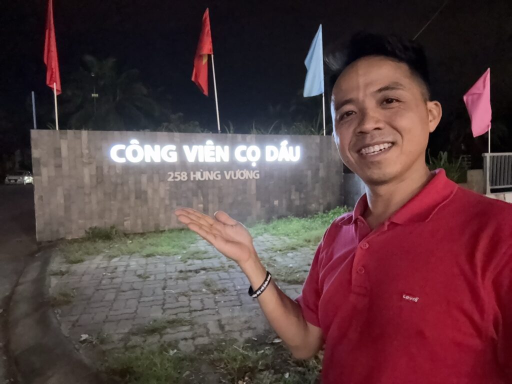Trần Quốc Hoàn xem nhà buổi tối trước khi mua công viên Cờ Dậu đêm